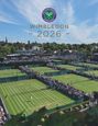 "WIMBLEDON 2026" steht über grünen Tennisplätzen mit Zuschauern, eingebettet in eine grüne Landschaft. Logo oben.