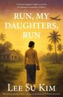 Titel: "Run, My Daughters, Run" von Lee Su Kim. Frau in Nyonya-Kleidung auf einem Pfad, Palmen, Haus, Flugzeug am Himmel.
