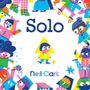 „Solo“ und „Neil Clark“. Bunte Illustration von Figuren in geometrischen Formen, eine Person mit gelbem Dreieck-Hut im Zentrum.