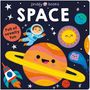"SPACE" in großen Buchstaben, darunter ein gelber Planet mit Gesicht, ein fröhlicher Astronaut, Rakete, Sonne und bunte Planeten.