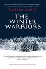 Olivier Norek: The Winter Warriors. Schneebedeckter Wald vor dunklem Himmel. Zitate von A.D. Miller und Paula Hawkins.