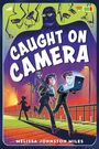 Der Text lautet "CAUGHT ON CAMERA". Zwei Personen rennen, eine mit Laptop, umgeben von Überwachungskameras.