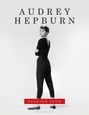 „AUDREY HEPBURN“ und „FASHION ICON“ sind zu lesen. Eine Frau steht elegant in einem schwarzen Outfit retro-modisch.