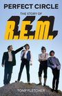 Text: „Perfect Circle: The Story of R.E.M.“ von Tony Fletcher.  
Vier Männer stehen auf einem Hügel.