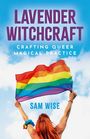 "LAVENDER WITCHCRAFT" und "CRAFTING QUEER MAGICAL PRACTICE". Regenbogenfahne in den Händen einer Person unter blauem Himmel.