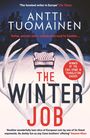 „ANTTI TUOMAINEN“, „Sofas, secrets and a snowbound road...“, „THE WINTER JOB“. Wald im Schnee, Sofa, Geweihe.