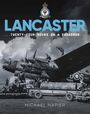 Titel: LANCASTER. Untertitel: TWENTY-FOUR HOURS ON A SQUADRON. Autor: MICHAEL NAPIER. Schwarz-weißes Foto eines Flugzeugs.