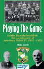 "Playing The Game", Aylesbury United FC Geschichte 1897-1955. Autor: Mike Snell. Historisches Fußballteam, zwei Männer, Vereinslogo.