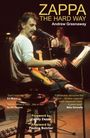 "Zappa The Hard Way" von Andrew Greenaway. Vorwort von Candy Zappa, Nachwort von Pauline Butcher. Musiker auf der Bühne.