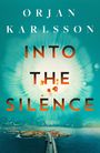 Text: ØRJAN KARLSSON, INTO THE SILENCE. Unterer Bildabschnitt: Eine Straße führt über das Meer zu einer Insel.