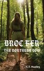 "BROC FER: THE NORTHERN BOW, C.T. Huxley" zeigt eine Person im Wald von hinten, barfuß auf einem Pfad, eingetaucht in Sonnenlicht.