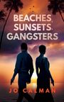 "BEACHES, SUNSETS, GANGSTERS" und "JO CALMAN". Zwei Menschen am Strand bei Sonnenuntergang, jeder mit einer Waffe.