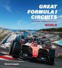 "Great Formula 1 Circuits", "World", "Michael Lamonato". Ein Formel-1-Auto fährt auf einer Küstenstrecke an einem Hafen entlang.