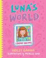"LUNA'S WORLD, LIBRARY DREAMS" steht in großen Buchstaben, darunter ein Mädchen mit roten Haaren vor einem Bücherregal.
