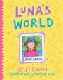 „Luna's World“, „Camp Chaos“, „Hayley Gannon“, „Illustrations by Michelle Conn“. Fröhliches Mädchen mit Hut, bunte Zeichnung.