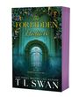 „The Forbidden Italian“, „House of Ferrari“, „For her, he will break every rule...“; ein Tor in einem mystischen Wald.