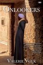"Onlookers" von Valerie Volk. Lob von Associate Professor Jennifer Gribble. Mann in traditioneller Kleidung vor antiker Wand.
