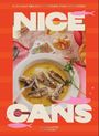 "Nice Cans" – Ein Teller mit Sardinen in Öl, dekoriert mit Kräutern. Oben ein Weinglas, rosa Fische und ein Kartenspiel.