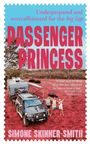 „Passenger Princess“ in großen Buchstaben. Unten: „Simone Skinner-Smith“. Landschaft mit Auto und Wohnwagen, Menschen daneben.