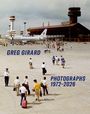 „GREG GIRARD“ und „PHOTOGRAPHS 1972–2026“. Menschen gehen auf ein Gebäude mit einem Flugzeug zu.