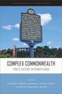 Hinweistafel mit "Homestead Strike" Text. Buchcover: "Complex Commonwealth", Herausgeber genannt. Hintergrund: Brücke.