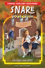 Titel: "SNARE YOUR CRUSH". Zwei Mädchen lesen, Herbstlandschaft, Schulgebäude, Banner "Fall Dance Friday", Schüler steigen Treppe hoch.
