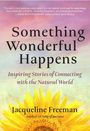 „Something Wonderful Happens“ in großer Schrift, darüber ein Zitat. Unten blüht eine große Sonnenblume.