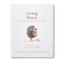 Text: "Living Brave. How to add more confidence to your courage." Igel-Illustration auf Steinen, strahlenförmige Linien.