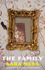 „THE FAMILY SARA MESA TRANSLATED BY KATIE WHITTEMORE“ steht auf blumenverzierter Tapete neben einem leeren, goldenen Rahmen.