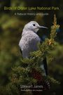 "Birds of Crater Lake National Park", "A Natural History and Guide", "Stewart Janes", "Photographs by Jim Livaudais". Ein grauer Vogel sitzt auf einem Nadelzweig.