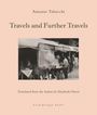Auf einem beigen Hintergrund steht: "Antonio Tabucchi, Travels and Further Travels, Übersetzt von Elizabeth Harris". Darunter ein Schwarzweiß-Foto eines Essensstands.