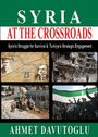 „SYRIA AT THE CROSSROADS“, Bilder zeigen militärische Karten, Zerstörung, Grenzsperre und protestierende Menschen mit Flagge.