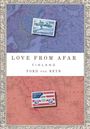 "LOVE FROM AFAR", "FINLAND", "FORD von REYN". Zwei Briefmarken, eine finnische oben, eine US-amerikanische unten, auf Kartenhintergrund.