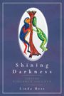 Titel: "Shining Darkness: Tales of Violence and Love". Zwei farbige Figuren umarmen einen Baum. Erdtöne dominieren.