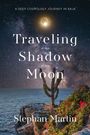 "A Deep Cosmology Journey in Baja" und "Traveling in the Shadow of the Moon" sind sichtbar über einem Meer mit Kakteen und Sternenhimmel.