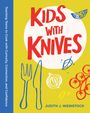„KIDS WITH KNIVES“ in Rot. Links: „Teaching Teens to Cook...“ in Weiß. Zeichnungen von Besteck, Zwiebel, Tomaten.