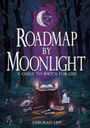 "Roadmap by Moonlight: A Guide to Wicca for Life, Deborah Lipp." Ein Wald bei Nacht mit einem Altar aus Stumpf, Kristallen und Kerzen.