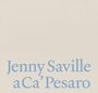 Der Text "Jenny Saville aCa'Pesaro" steht in großer, blauer Schrift auf einem hellen Hintergrund.