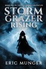 „BOOK ONE OF THE LAVONSHIA CHRONICLES: STORM GRAZER RISING, Eric Munger“. Eine Gestalt in einem stürmischen Himmel.