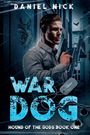 „WAR DOG: HOUND OF THE GODS BOOK ONE“ von DANIEL NICK. Ein Mann mit Waffe, Stadtgebäude im Hintergrund, dunkle Stimmung.