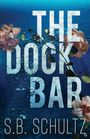 Text: "THE DOCK BAR" und "S.B. SCHULTZ". Blumen auf blauem Hintergrund.