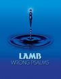 "LAMB" und "WRONG PSALMS" auf blauem Hintergrund. Eine flüssige Figur steigt aus Wasser, oberhalb heller Schein.