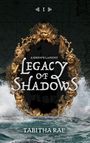 "I. A Siren's Lament. Legacy of Shadows. Tabitha Rae." Goldene, ausdrucksstarke Gesichter rahmen ein Segelschiff ein, umgeben von Wellen.