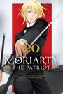 "20 Moriarty the Patriot" vor rotem Hintergrund. Illustration eines blonden Mannes im Anzug mit Schwert.