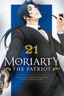 „21 Moriarty the Patriot“. Ein Mann mit langen Haaren im Anzug, graziös nach hinten geneigt, hält Pfeife und Waffe.