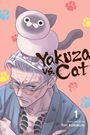 „Yakuza vs. Cat“, Band 1. Illustration: Ein ernster Mann mit Katze auf dem Kopf, umgeben von bunten Tatzenabdrücken.