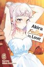„Akira Falling in Love“ steht auf einem Papier. Eine Illustration zeigt ein Mädchen mit rosa Haaren in einem weißen Kleid. 