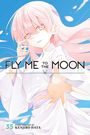 Text: "FLY ME TO THE MOON". Illustration: Figur mit rosa Haaren und weißem Gewand streckt Hand aus, blauer Himmel im Hintergrund.