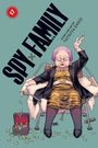 "Spy x Family" steht groß im Hintergrund, daneben "Story and Art by Tatsuya Endo". Eine Frau sitzt entspannt in einem Sessel.