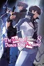 "The Misfit of Demon King Academy 8." Zwei Männer in stilvollen Outfits, einer mit einem leuchtenden Schwert.